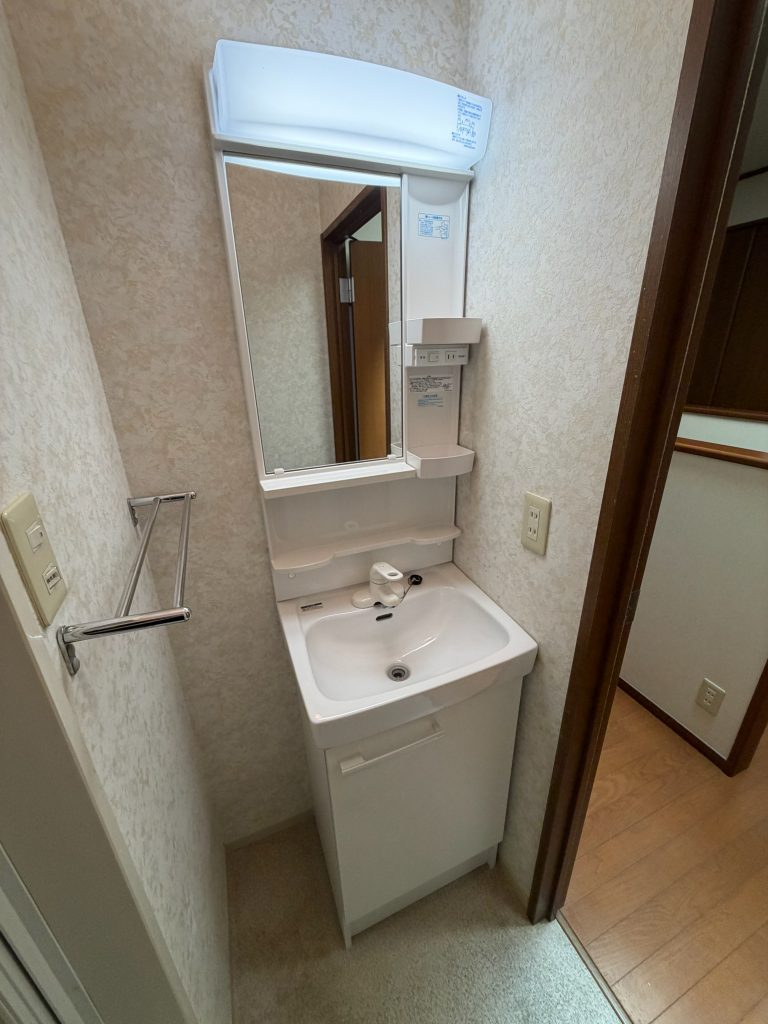渋川市　２Ｆ洗面台工事〈LIXIL　オフト一面鏡　シングルレバー混合水栓　W500〉