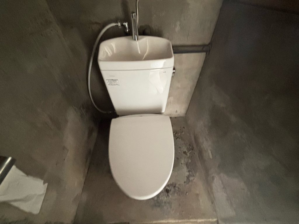渋川市　外トイレ和式→洋式工事〈TOTO　ピュアレストQR〉