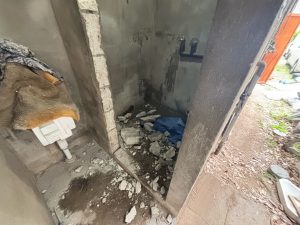 渋川市　外トイレ和式→洋式工事〈TOTO　ピュアレストQR〉