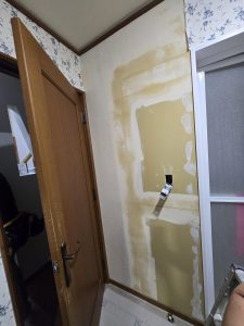 渋川市　脱衣室壁工事〈壁のゆがみ修理〉
