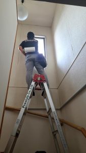 渋川市　階段室窓フィルム貼り工事〈型ガラス帳〉