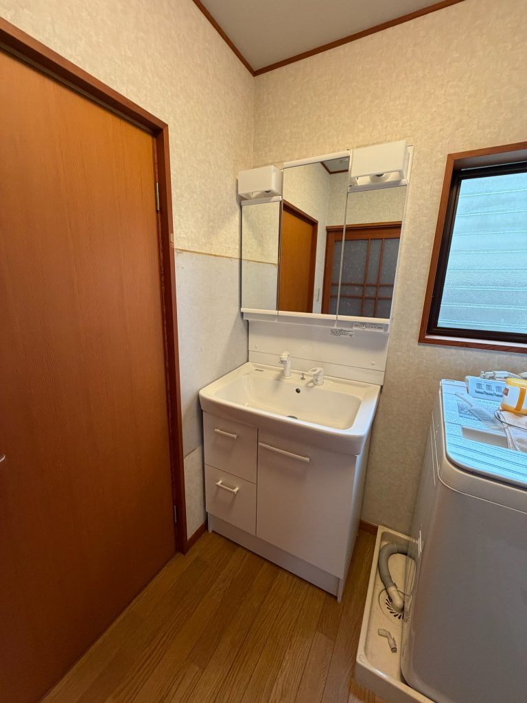 渋川市　洗面台工事〈LIXIL 洗面台 オフト W750 三面鏡(全収納) くもり止めコート付き LED照明 引き出しタイプ ホワイト〉