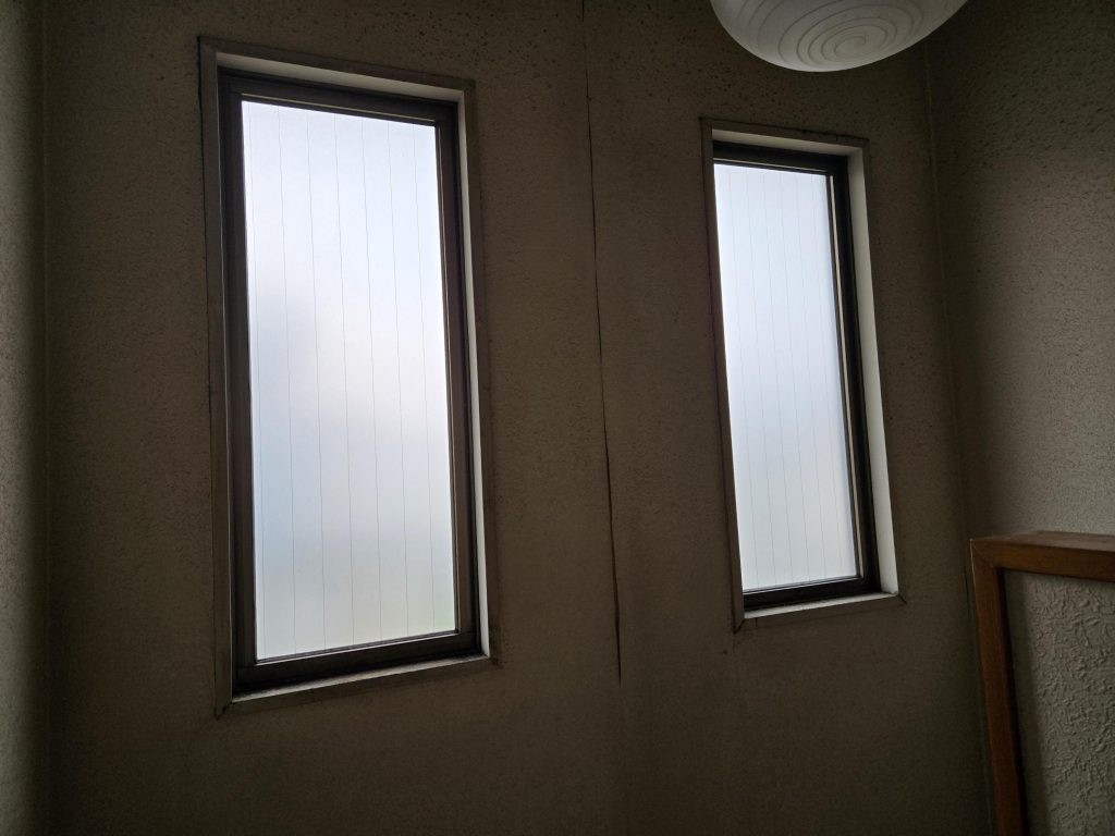 渋川市　階段室窓フィルム貼り工事〈型ガラス帳〉