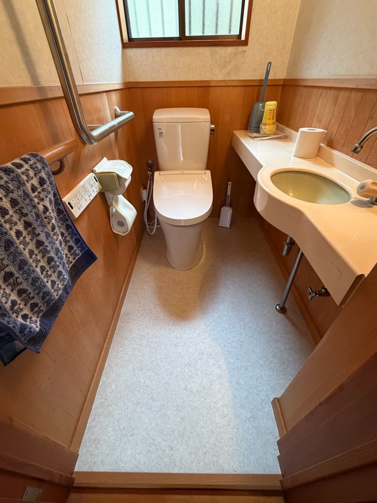 渋川市　トイレ工事〈LIXIL アメージュ＋KA31 手洗いなし ピュアホワイト〉