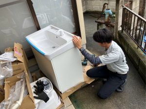 渋川市　洗面台工事〈LIXIL 洗面台 オフト W750 三面鏡(全収納) くもり止めコート付き LED照明 引き出しタイプ ホワイト〉