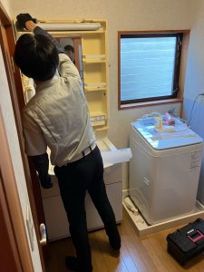 渋川市　洗面台工事〈LIXIL 洗面台 オフト W750 三面鏡(全収納) くもり止めコート付き LED照明 引き出しタイプ ホワイト〉