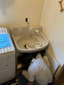 渋川市　洗面台工事〈TOTO 洗面台 Vシリーズ 三面鏡 W750 片引き出しタイプ〉