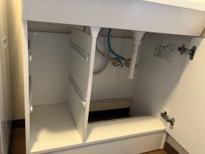 渋川市　洗面台工事〈TOTO 洗面台 Vシリーズ 三面鏡 W750 片引き出しタイプ〉