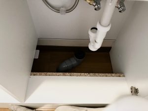 渋川市　洗面台工事〈TOTO 洗面台 Vシリーズ 三面鏡 W750 片引き出しタイプ〉