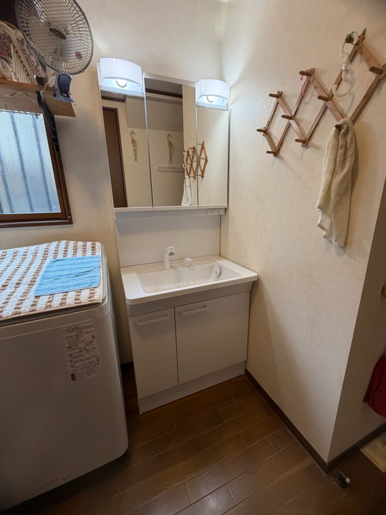 渋川市　洗面台工事〈TOTO 洗面台 Vシリーズ 三面鏡 W750 片引き出しタイプ〉