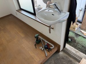渋川市　手洗い新設工事〈LIXIL　手洗器セット　壁付式〉