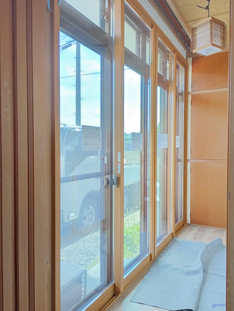 渋川市　内窓工事〈LIXIL　インプラス　Low-Eグリーン高遮熱　ガス入　透明　ニュートラルウッドＧ〉