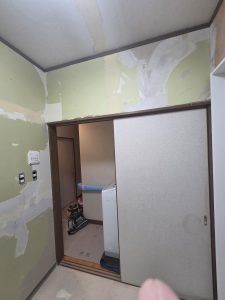 渋川市　脱室工事〈LIXIL　洗面台　ピアラ　W750　3面鏡　フルスライドタイプ〉