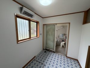 渋川市　脱衣室工事〈洗面台交換・天井　壁　床貼替工事〉