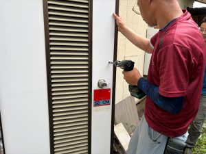 渋川市　勝手口ドア補助鍵取付工事〈ＧＯＡＬ　面付本締錠〉