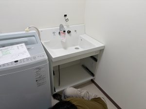 渋川市　脱室工事〈LIXIL　洗面台　ピアラ　W750　3面鏡　フルスライドタイプ〉