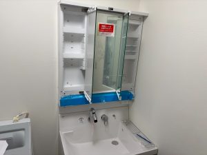 渋川市　脱室工事〈LIXIL　洗面台　ピアラ　W750　3面鏡　フルスライドタイプ〉