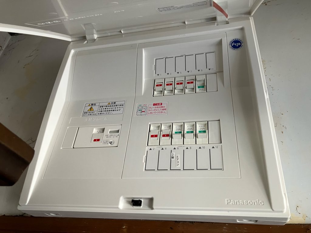 渋川市　分電盤交換工事〈Panasonic　分電盤コスモパネル10+2回路　60A　BQR86102〉